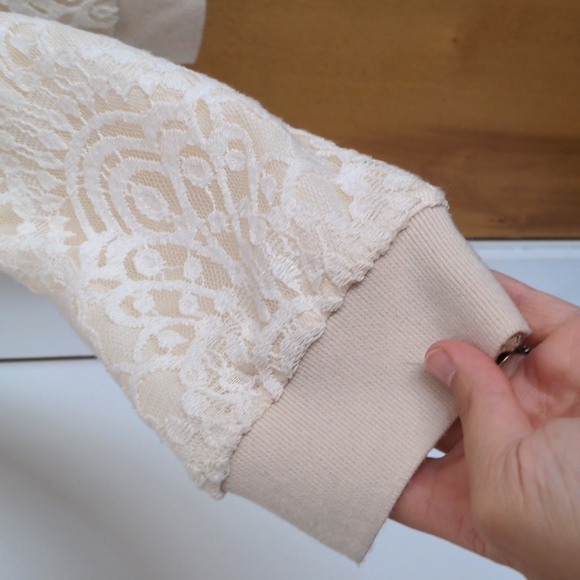 A lace summer crop jacket - Picture 2 of 3